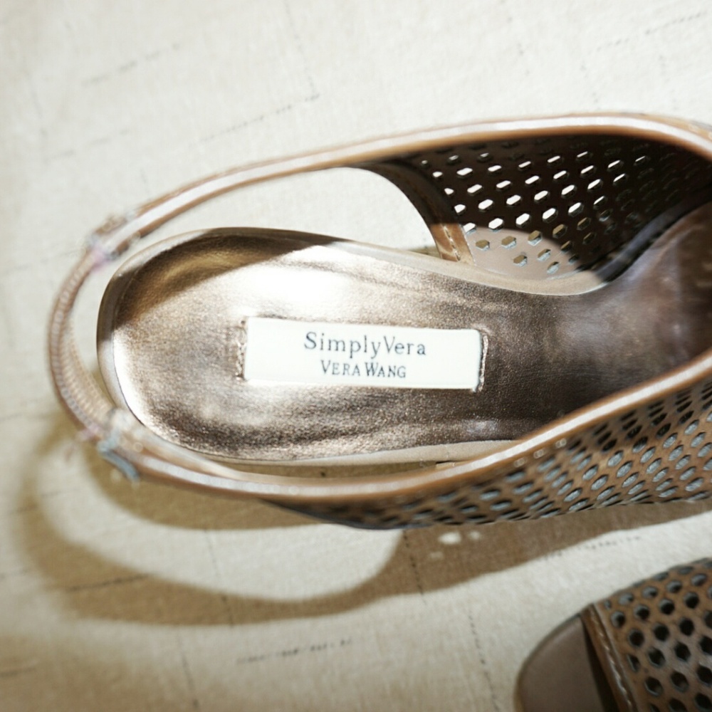 VERA WANG Summer Wedges! - Picture 2 of 5